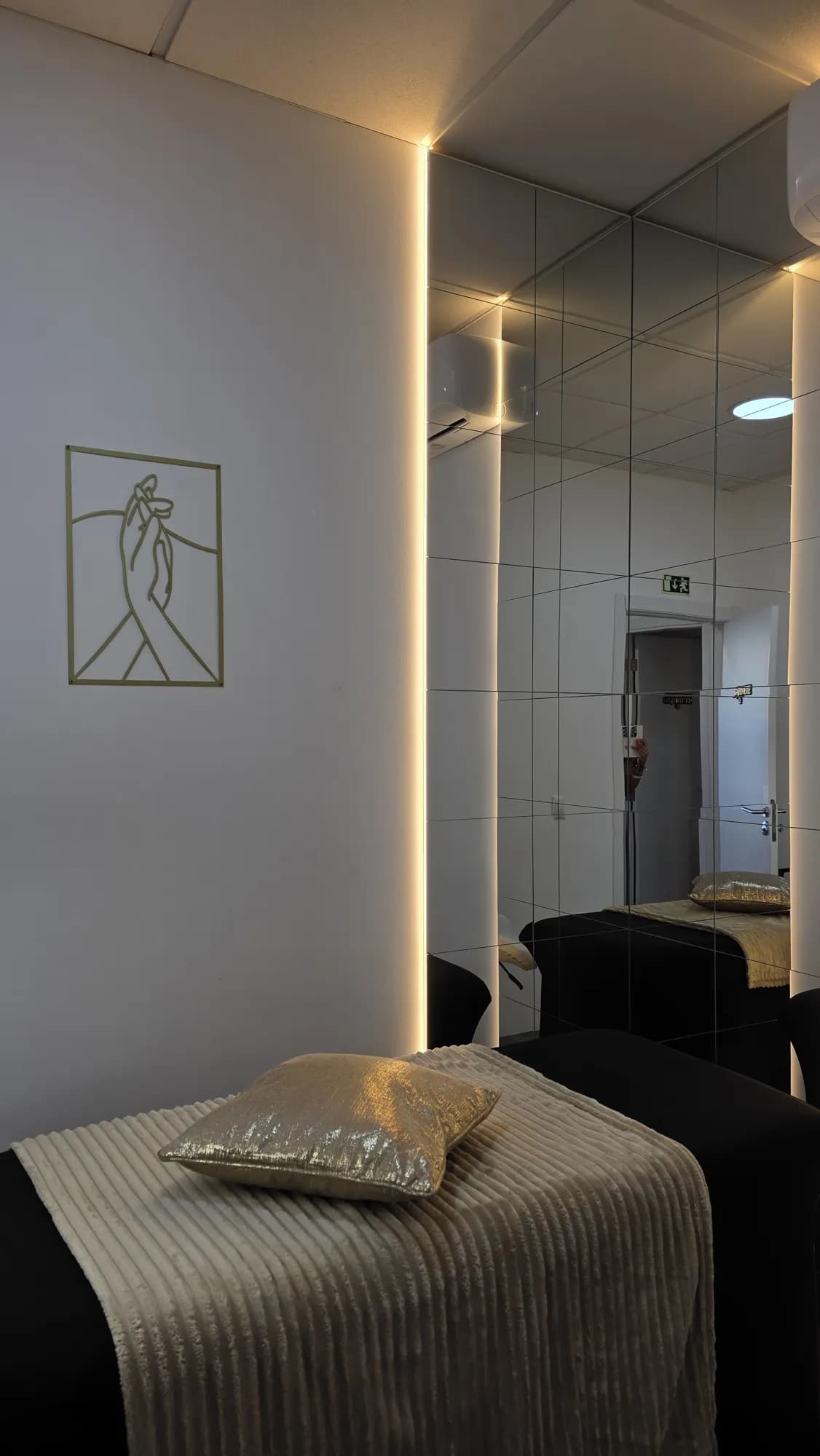 Cabine de tratamentos com marquesa e iluminação ambiente