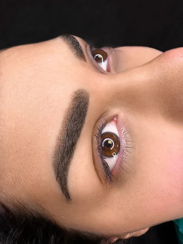 Sobrancelha feita com microblading, em grande plano