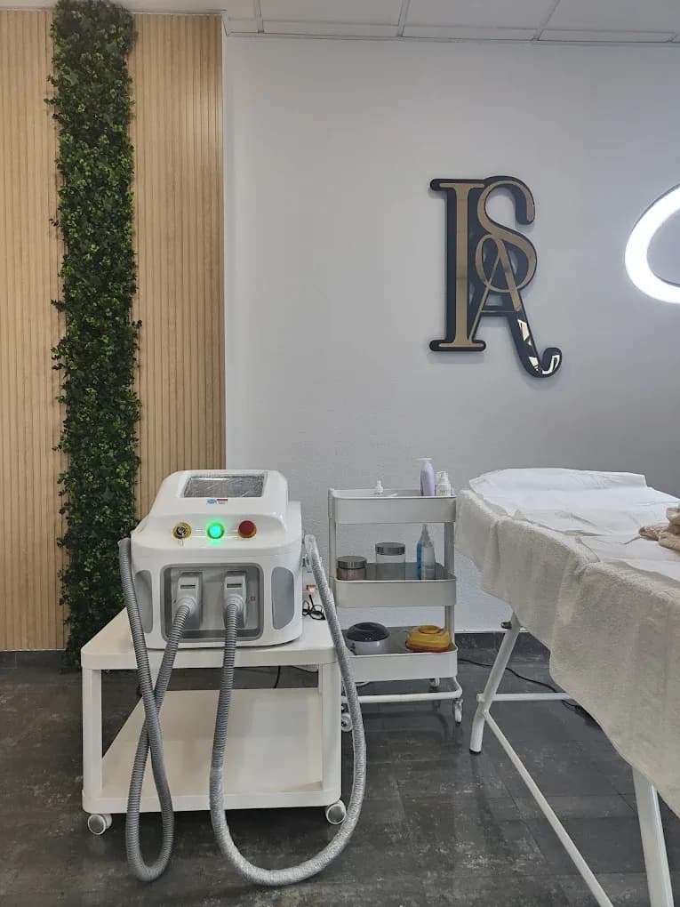 Sala de laser com aparelho de fotodepilação e o monograma ISA na parede
